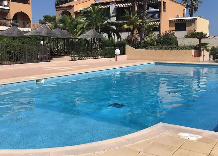 Mezzanine Piscine Presqu'ile De Giens הייר